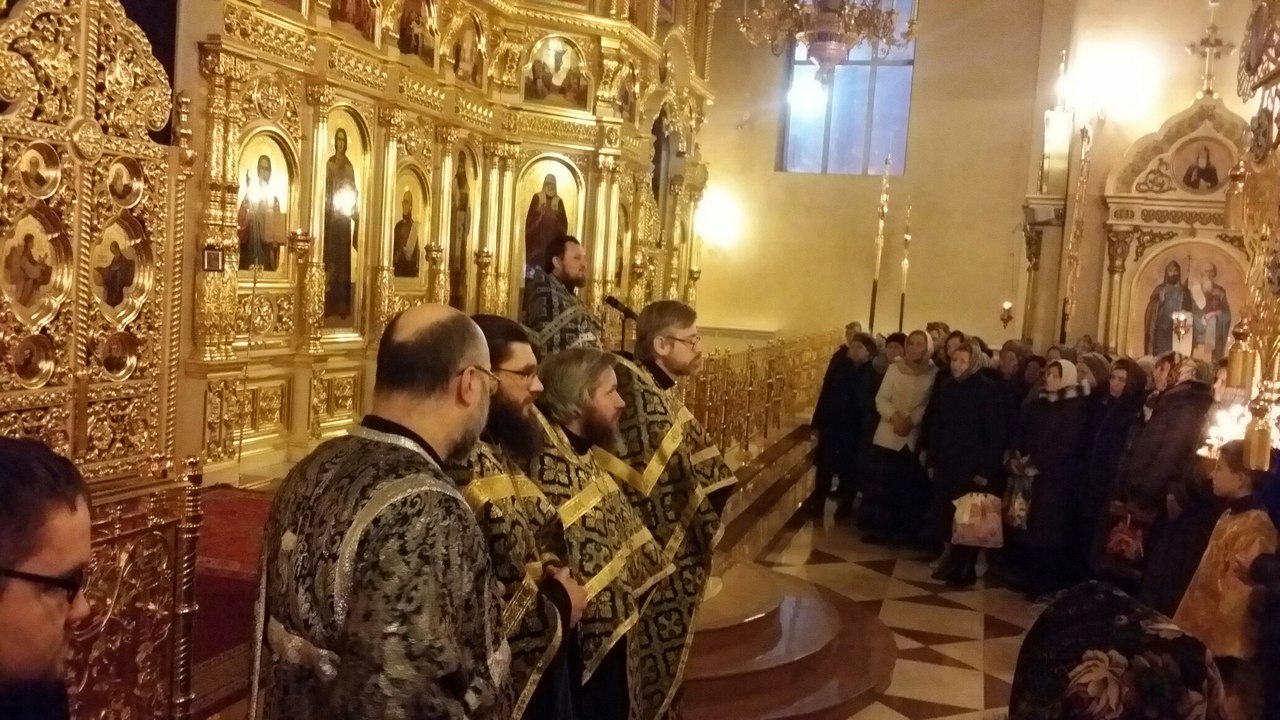 В Архиерейском подворье Казанской иконы Божией Матери г. Саранска состоялось вечернее праздничное богослужение 