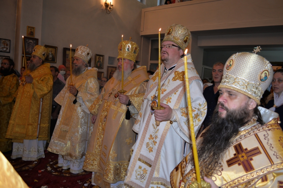 В канун празднования памяти святых первоверховных апостолов Петра и Павла в Свято-Георгиевском соборе совершено всенощное бдение 