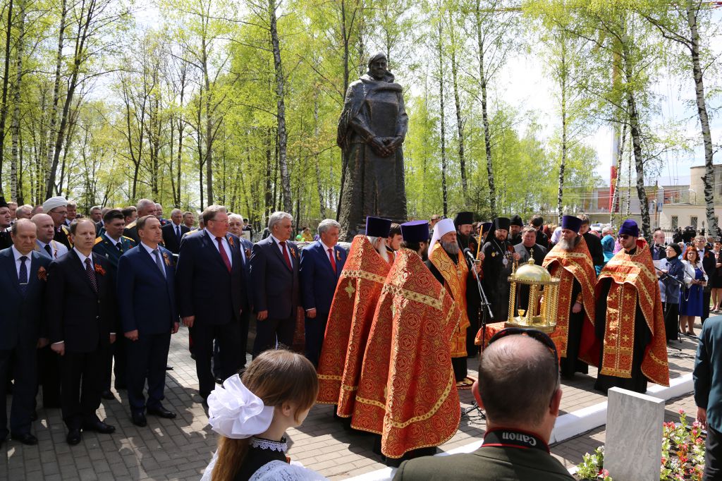 Высокопреосвященнейший Зиновий, митрополит Саранский и Мордовский в День Победы совершил заупокойную литию о почивших воинах на Мемориальном кладбище города Саранска