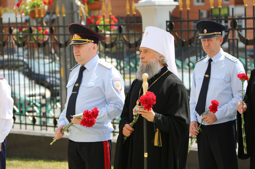 В День памяти и скорби,  22 июня 2015г. Высокопреосвященнейший Зиновий, митрополит Саранский и Мордовский, совершил панихиду у Стелы памяти перед министерством внутренних дел по РМ