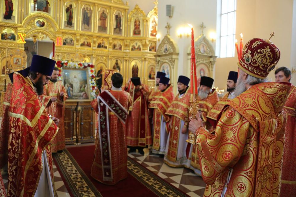 в сплошную Светлую Пасхальную седмицу Высокопреосвященнейший Зиновий, митрополит Саранский и Мордовский, совершил Божественную Литургию в Казанском храме